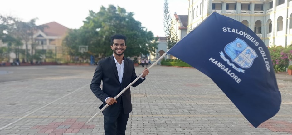 Vijoy Ashwin Cardoza receiving an award